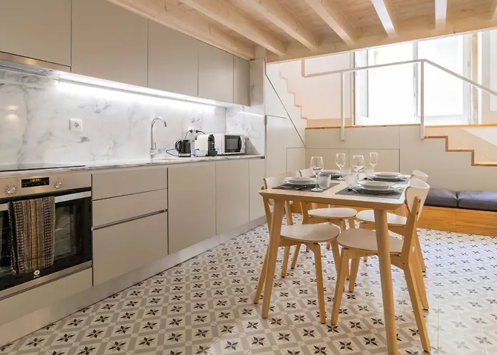 Stunning Duplex W/ Patio By Lovelystay * Πόρτο