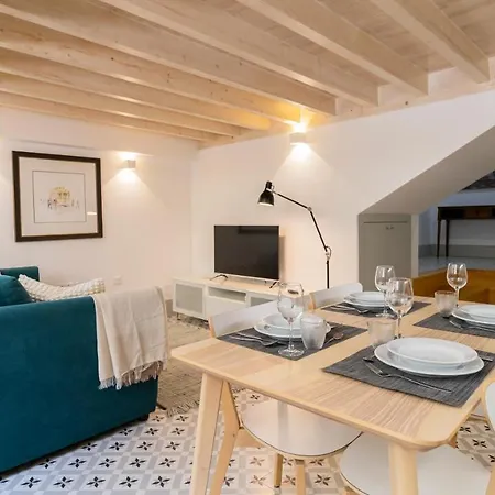 Stunning Duplex W/ Patio By Lovelystay * Porto