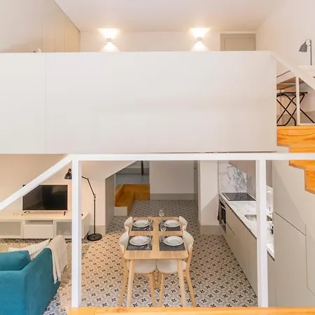 Stunning Duplex W/ Patio By Lovelystay Lägenhet