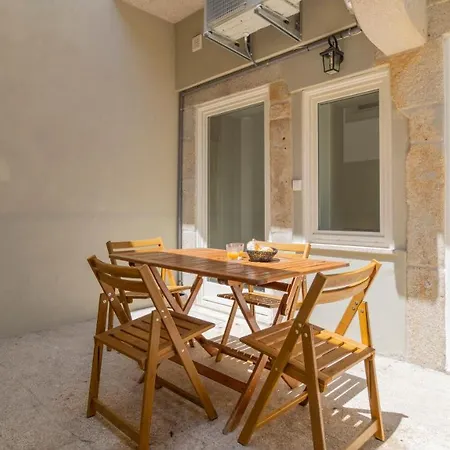 Stunning Duplex W/ Patio By Lovelystay פורטו