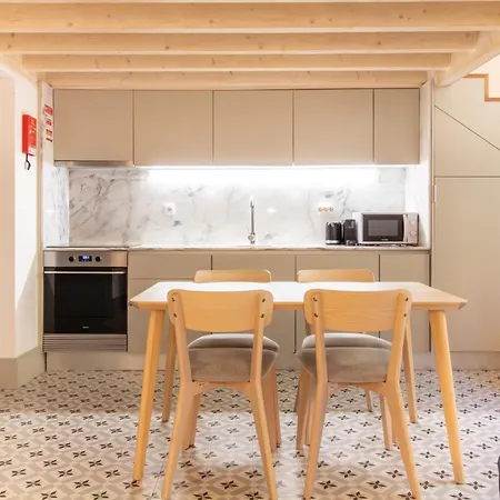 Stunning Duplex W/ Patio By Lovelystay * Πόρτο